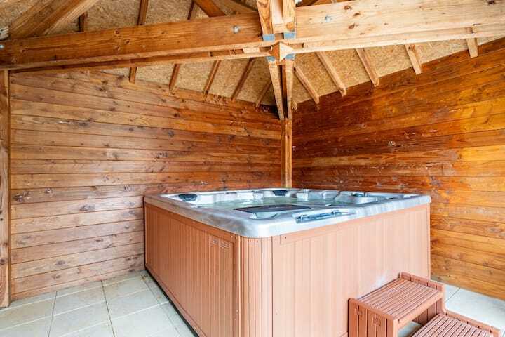 Intérieur chaleureux du chalet en bois